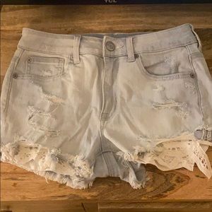 Light washed shorts with design under layerpocket
